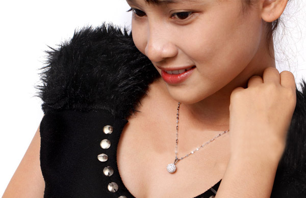 day chuyen inox mat trai chau