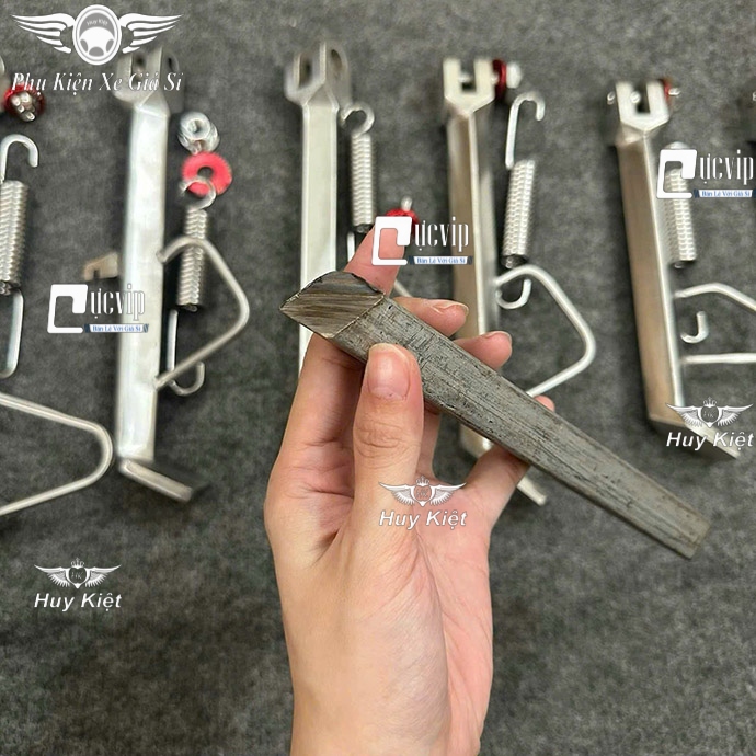 Chân Chống Nghiêng Inox 304 Đặc (Tứ Giác) (Tặng Lò Xo) Exciter 150, Exciter 155, Exciter 135, Exciter 2008 - 2010, Sirius Fi, Sirius 50cc MS6465