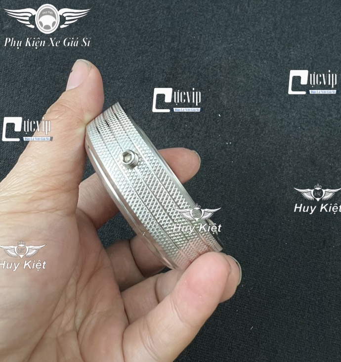 (Mẫu Mới) VM Ốp Nắp Bình Xăng Salaya Thái Inox 304 Nguyên Khối Gắn Xe Honda, Yamaha, Suzuki Có Nắp Xăng Phẳng MS6528