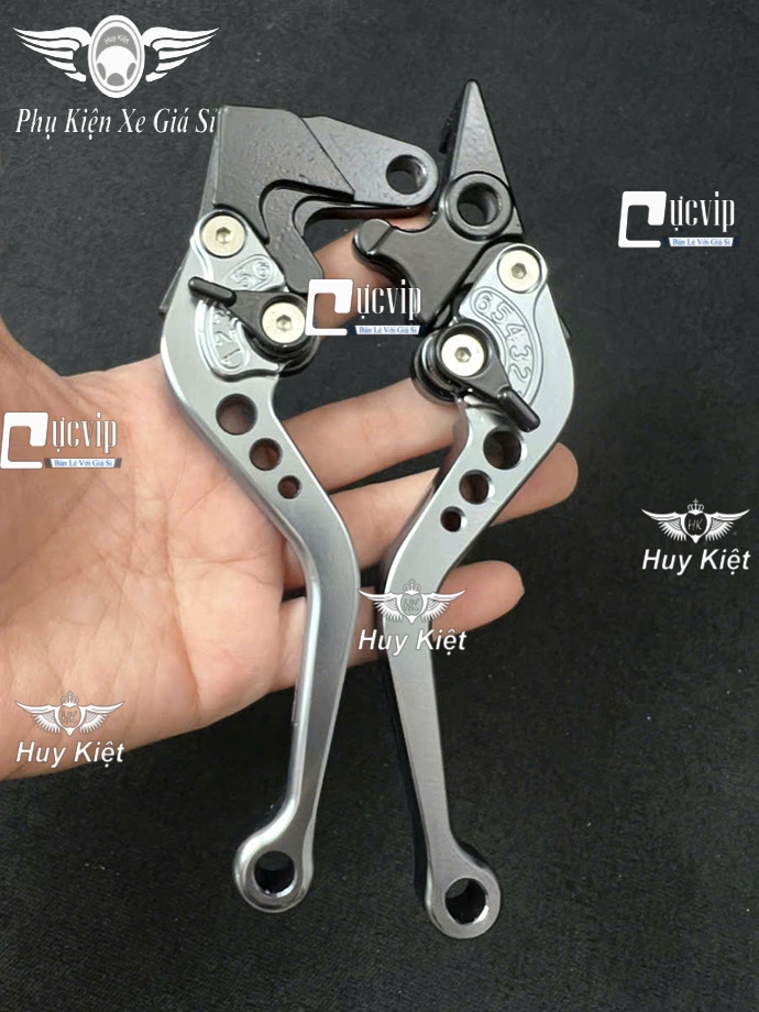 - Cặp Tay Thắng Nhôm CNC có vẻ đẹp ấn tượng, phù hợp với kích thước bàn tay nhất. - Sản phẩm giúp tay thoải mái hơn trong lúc bóp thắng và không còn mỏi khi phải với quá nhiều. - Mang đến cho bạn sự thuận tiện khi lái xe, thiết kế sang trọng, kiểu dáng màu sắc hợp thời thì đây quả là một lựa chọn không tồi cho các biker đẳng cấp. - Kiểu dáng theo đúng mẫu của xe, đảm bảo lắp ráp chính xác và có độ bền cao khi sử dụng - Dùng để thay thế tay thắng của xe bị hư hỏng với chất lượng đảm bảo. - Bộ sản phẩm gồm: 1 tay thắng + 1 tay côn (Giá 1 cặp) - Chất liệu: nhôm CNC. - Màu sắc: Xám, Đen, Đỏ, Xanh, Vàng, Trắng. - Sản phẩm sử dụng chung cho xe : Exciter 2010, Exciter 135, 150, 155.