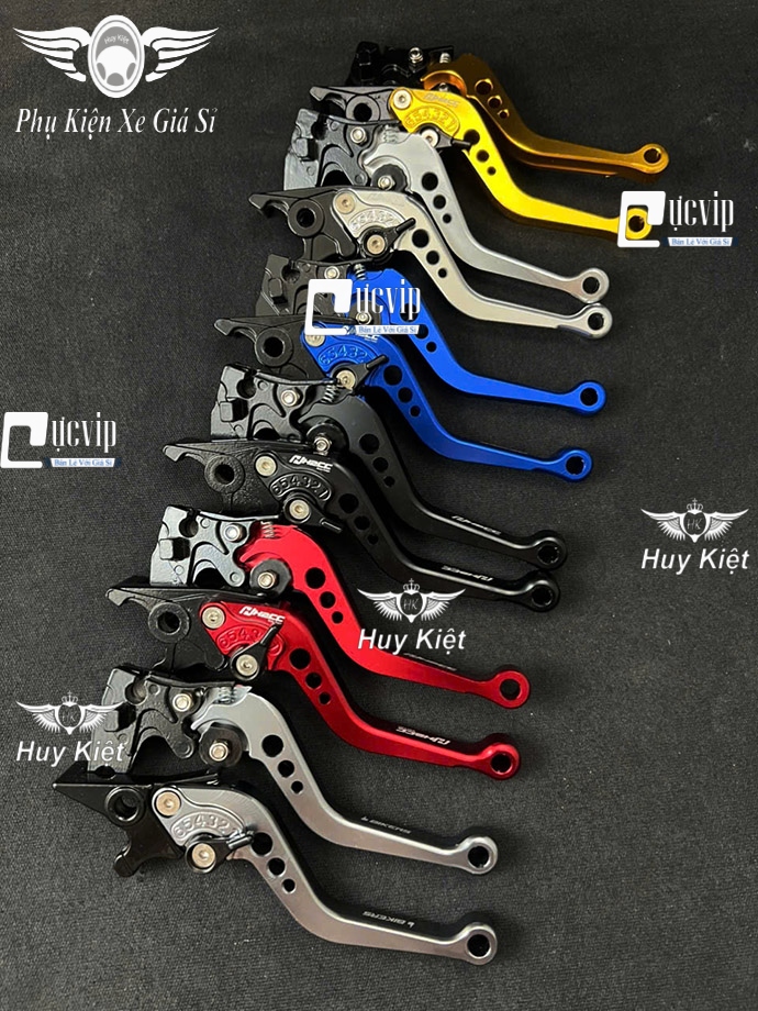 - Cặp Tay Thắng Nhôm CNC có vẻ đẹp ấn tượng, phù hợp với kích thước bàn tay nhất. - Sản phẩm giúp tay thoải mái hơn trong lúc bóp thắng và không còn mỏi khi phải với quá nhiều. - Mang đến cho bạn sự thuận tiện khi lái xe, thiết kế sang trọng, kiểu dáng màu sắc hợp thời thì đây quả là một lựa chọn không tồi cho các biker đẳng cấp. - Kiểu dáng theo đúng mẫu của xe, đảm bảo lắp ráp chính xác và có độ bền cao khi sử dụng - Dùng để thay thế tay thắng của xe bị hư hỏng với chất lượng đảm bảo. - Bộ sản phẩm gồm: 1 tay thắng + 1 tay côn (Giá 1 cặp) - Chất liệu: nhôm CNC. - Màu sắc: Xám, Đen, Đỏ, Xanh, Vàng, Trắng. - Sản phẩm sử dụng chung cho xe : Exciter 2010, Exciter 135, 150, 155.