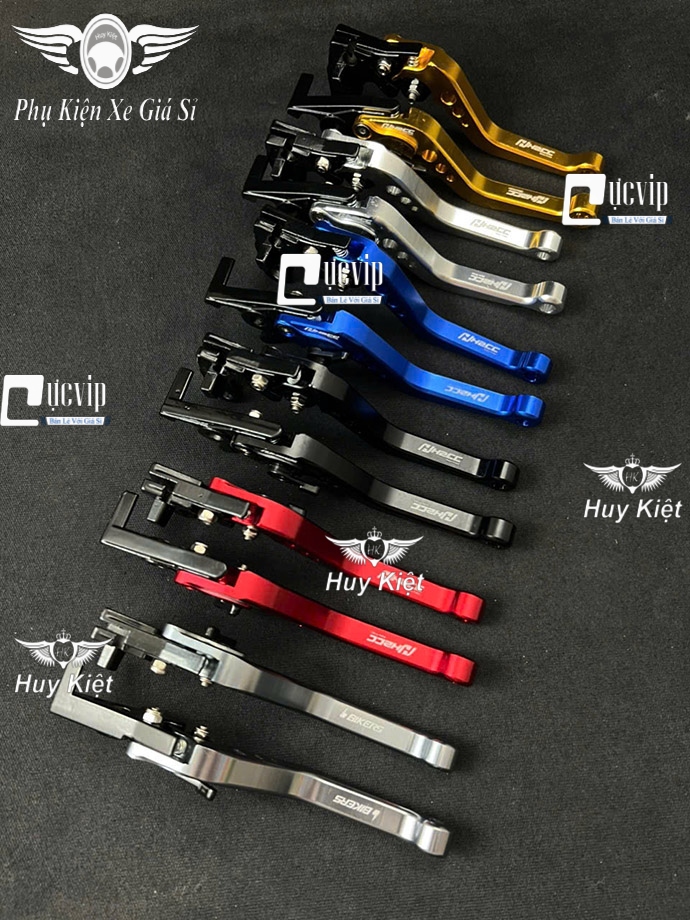 - Cặp Tay Thắng Nhôm CNC có vẻ đẹp ấn tượng, phù hợp với kích thước bàn tay nhất. - Sản phẩm giúp tay thoải mái hơn trong lúc bóp thắng và không còn mỏi khi phải với quá nhiều. - Mang đến cho bạn sự thuận tiện khi lái xe, thiết kế sang trọng, kiểu dáng màu sắc hợp thời thì đây quả là một lựa chọn không tồi cho các biker đẳng cấp. - Kiểu dáng theo đúng mẫu của xe, đảm bảo lắp ráp chính xác và có độ bền cao khi sử dụng - Dùng để thay thế tay thắng của xe bị hư hỏng với chất lượng đảm bảo. - Bộ sản phẩm gồm: 1 tay thắng + 1 tay côn (Giá 1 cặp) - Chất liệu: nhôm CNC. - Màu sắc: Xám, Đen, Đỏ, Xanh, Vàng, Trắng. - Sản phẩm sử dụng chung cho xe : Exciter 2010, Exciter 135, 150, 155.