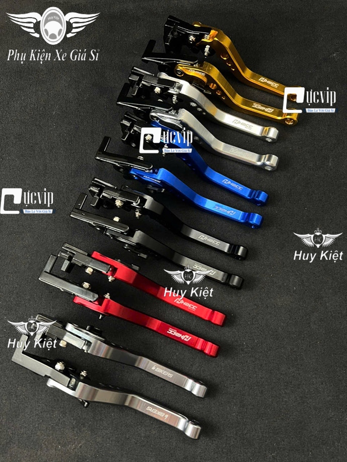 - Cặp Tay Thắng Nhôm CNC có vẻ đẹp ấn tượng, phù hợp với kích thước bàn tay nhất. - Sản phẩm giúp tay thoải mái hơn trong lúc bóp thắng và không còn mỏi khi phải với quá nhiều. - Mang đến cho bạn sự thuận tiện khi lái xe, thiết kế sang trọng, kiểu dáng màu sắc hợp thời thì đây quả là một lựa chọn không tồi cho các biker đẳng cấp. - Kiểu dáng theo đúng mẫu của xe, đảm bảo lắp ráp chính xác và có độ bền cao khi sử dụng - Dùng để thay thế tay thắng của xe bị hư hỏng với chất lượng đảm bảo. - Bộ sản phẩm gồm: 1 tay thắng + 1 tay côn (Giá 1 cặp) - Chất liệu: nhôm CNC. - Màu sắc: Xám, Đen, Đỏ, Xanh, Vàng, Trắng. - Sản phẩm sử dụng chung cho xe : Exciter 2010, Exciter 135, 150, 155.