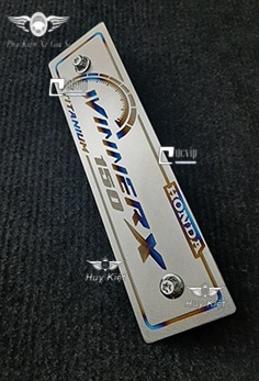 Bảng Tên Winner X Titan (Mẫu Titan  Khò) Kèm 2 Ốc Salaya MS3854